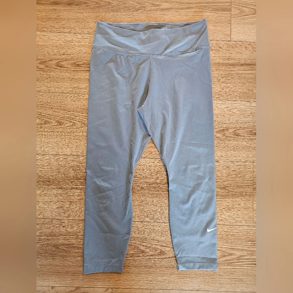 Nike Dri-FIT Gray Leggings, Size Medium